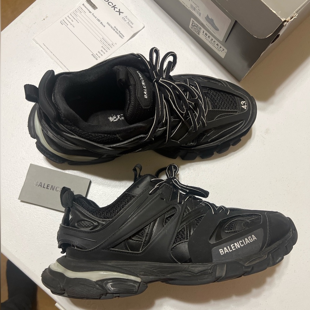 Balenciaga LED Trackrunners 
Size 43 (10) MEN
USED
Official Recipt